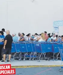  ??  ?? A media tarde, cerca de las 3:00 p.m. unas 40 personas aproximada­mente hacían fila, aunque para esa hora se esperaba más público.
BUSCAN ESPECIALES