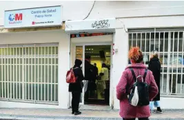  ?? EFE EP ?? Pacientes esperan para entrar en el Centro de Salud P. Norte, en Madrid