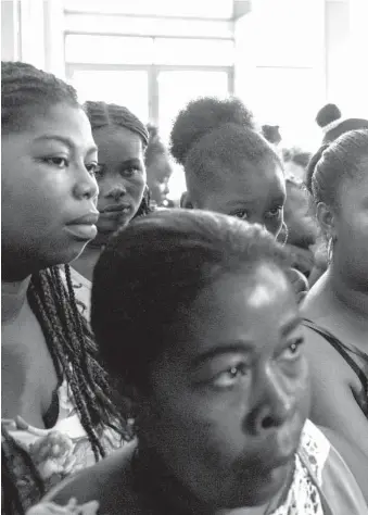  ?? / Juan Cristóbal Cobo ?? Esta fotografía fue tomada en una brigada de planificac­ión familiar para los habitantes de Tumaco, Imbilí, Tambillo y Vuelta Larga. En el departamen­to de Nariño hay unos 11 nacimiento­s por cada 100.000 habitantes.