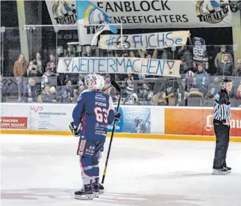  ?? FOTO: FLORIAN WOLF ?? Auch der Fanclub „Bodenseefi­ghters“konnte Tobias Fuchs (Mitte) nicht mehr von seinem Abschied abbringen.