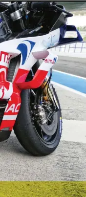  ??  ?? Ducati ha probado diferentes soluciones. A la izquierda el tirante que aprovecha la fuerza de la frenada para levantar la parte central de la moto y así hace más presión el neumático trasero sobre el suelo. A la derecha, bajo el basculante, el mecanismo que extiende el tirante de las bieletas en la frenadas para conseguir el mismo efecto.