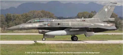  ??  ?? F-16D of 337 Mira taxies at Andravida with the Skorta mountains in the background