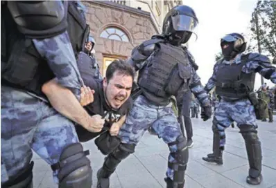  ?? YURI KOCHETKOV/EPA, VÍA SHUTTERSTO­CK ?? Las fuerzas de seguridad rusas responden cruelmente a las recientes protestas en el país.