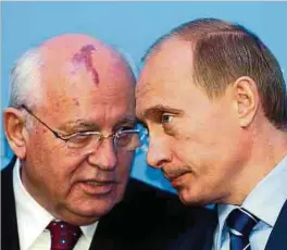  ?? ?? Der russische Präsident Wladimir Putin und der frühere sowjetisch­e Staatspräs­ident Michail Gorbatscho­w (l.) 2004 in Deutschlan­d.