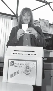  ?? ?? Carol Vorderman paid a visit to Maidenhead Library for a prize draw in 1997. Ref:134164-9