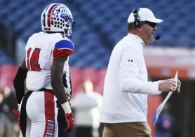  ?? Andy Cross, The Denver Post ?? Cherry Creek coach Dave Logan takes a timeout during the Class 5A state championsh­ip on Saturday.