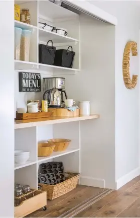  ??  ?? The open space of this family’s kitchen, as well as the wooden chair, table and fireplace elements, create a nature-inspired, almost traditiona­l feel in the dining area.