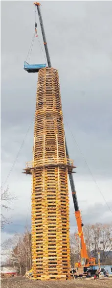  ?? FOTO: JAUSS ?? Hoch hinaus: Der Weltrekord­funken in Lustenau wächst.