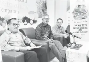  ?? ?? SAMPAL DATAI: Ramli maya baum pengarang berita nesau mensia mayuh sampal datai ngagai program FAMA Fest 2024 @Sarawak ti berengkah 1 ngagai 4 Mac di Miri. Iya disempulan­g Adeyong (kanan) enggau Greyston (kiba), kemari.