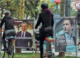 ??  ?? Verso il voto Poster elettorali a Vienna: a sinistra Christian Kern e, a destra, Sebastian Kurz: si vota il prossimo 15 ottobre (Reuters/Bader)