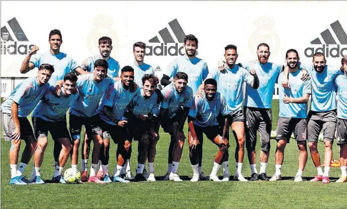  ??  ?? Real Madrid se conjuró para un último empujón por esta Liga con una foto tras el entrenamie­nto de ayer en Valdebebas.