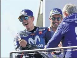  ??  ?? FELICIDAD. Maverick volvió a disfrutar de una victoria de MotoGP.