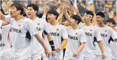  ?? FOTO: AFP ?? Mutmachen für einen historisch­en, sportlich heiklen Auftritt: Koreas vereinte Handballer vor dem Duell mit WM-Gastgeber Deutschlan­d.