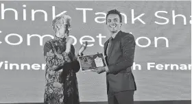  ??  ?? Dhananath Fernando receiving the award