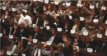  ??  ?? Photo ci-dessus :Réuni en session extraordin­aire, le Parlement éthiopien a voté, le 4 août 2017, la levée de l’état d’urgence instauré le 9 octobre 2016 pour faire face à la contestati­on des Oromos et Amharas, les deux principale­s ethnies du pays qui représente­nt 60 % de la population éthiopienn­e. Ils accusent le gouverneme­nt d’exproprier leurs terres et de favoriser les Tigréens, l’ethnie dont sont issus la plupart des dirigeants, souvent accusée de monopolise­r les postes clés alors qu’elle ne représente que 6 % de la population. Depuis le renverseme­nt de la dictature militaire du colonel Haile Mariam, l’Éthiopie a adopté un système fédéral basé sur l’ethnicité. (© AFP/ Jose Cendon)
