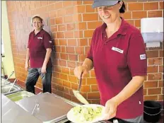  ?? BILD: STUDENTENW­ERK OLDENBURG ?? Essensausg­abe: Sandra Brunken (li.) hat mir gezeigt, wie viel Rührei auf den Teller muss.