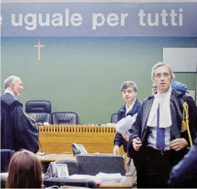  ??  ?? Tribunali Niccolò Ghedini e Valter Lavitola in aula a Napoli nel 2014. A sinistra, Marcello Dell’Utri a Palermo nel 2013