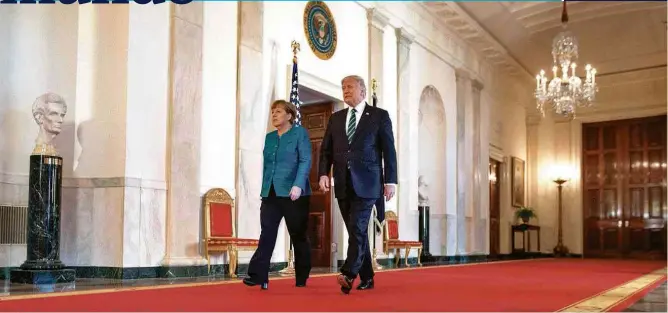  ??  ?? O presidente dos EUA, Donald Trump, e a chanceler da Alemanha, Angela Merkel, chegam para conceder entrevista coletiva após encontro na Casa Branca, nesta sexta-feira (17)