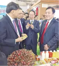  ??  ?? DATUK Seri Ong Ka Chuan (kanan) mendengar taklimat mengenai produk-produk sawit Malaysia.