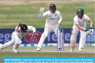  ?? ?? MOUNT MAUNGANUI: South Africa’s Raynard van Tonder (R) plays a shot past New Zealand’s Rachin Ravin