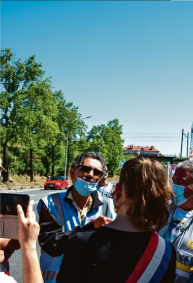  ??  ?? Samir Slim de FO et Philippe da Silva de la CFDT, devant leur usine de Choisy-le-Roi, vendredi. Les salariés viennent d’apprendre que leur activité sera transférée dans les Yvelines.