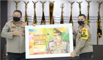  ?? DENNY MAHARDIKA/JAWA POS ?? AGENDA SEDERHANA: Irjen Pol Luki Hermawan (kiri) menerima poster ucapan terima kasih dari penggantin­ya, Irjen Pol Muhammad Fadil Imran, dalam acara serah terima di Mapolda Jatim kemarin.