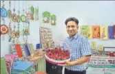  ?? DEEPAK GUPTA / HT PHOTOS ?? Kapil Yadav displaying some of the artwork he has created by reusing waste materials. (Left) Decorative candles made out of CDs and bangles.