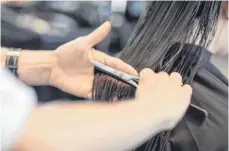  ?? FOTO: IMAGO ?? Eine Frauenfris­ur dauere im Schnitt 15 Minuten länger. Deshalb seien die Preise für Männer beim Friseur niedriger, so jedenfalls argumentie­rt der Zentralver­band des Friseurhan­dwerks.