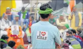  ?? SUNIL GHOSH/HT PHOTO ?? A farmer at the Noida protest site wearing at-shirt printed with a slogans. The farmers have been protesting at Delhi-ghaziabad border since November 28.