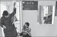  ?? ZHAI YUJIA / CHINA NEWS SERVICE ?? A child with the flu is given an intravenou­s drip at the First Hospital of Hebei Medical University in Shijiazhua­ng, Hebei province, on Friday. Hospitals in many parts of China have seen a rising number of people seeking treatment for cold.