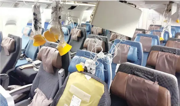  ?? Reuters ?? ↑
The interior of Singapore Airline flight SQ321 is pictured after an emergency landing at Bangkok’s Suvarnabhu­mi Internatio­nal Airport on Tuesday.