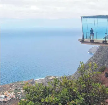  ?? FOTOS: DPA ?? Vom Dorf Agulo geht es steil hinauf zum Aussichtsp­unkt Abrante. Auf La Gomera laufen Wanderer entweder hoch oder runter, Schluchten und Berge prägen die Insel.