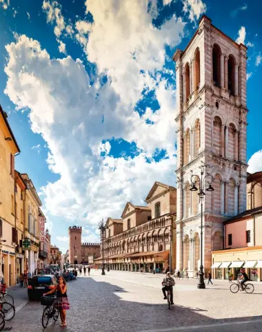  ?? Piazza Trento e Trieste con il campanile della Cattedrale e la Loggia dei Mercanti. ??