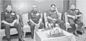  ??  ?? MOHD Fuzi (tengah) menyerahka­n Buku Panduan Siasatan Jenayah CBRNE kepada salah seorang KBSJD dalam satu majlis di Sandakan.