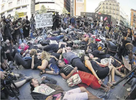  ?? DAVID FERNÁNDEZ / EFE ?? Protesta por la tragedia de Melilla el pasado domingo en la plaza de Callao, en Madrid.