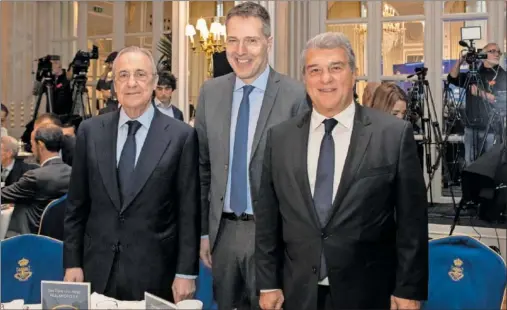  ?? ?? Florentino Pérez, presidente del Real Madrid, Bernd Reichart, CEO de A22, y Joan Laporta, presidente del Barça.