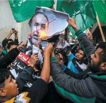  ?? PHOTO AFP ?? À Gaza, hier soir, quelque 300 personnes ont manifesté dans les rues en chantant et en brûlant des affiches du ministre israélien démissionn­aire Avigdor Lieberman.