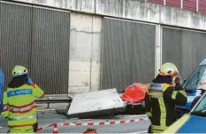  ?? Foto: Evers, Wuppervide­o, dpa ?? Die Platte stürzte direkt auf den roten Wagen.