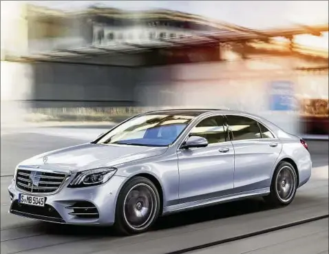  ??  ?? Äußerlich kaum verändert, so kommt die Mercedes S-klasse im Juli mit neuen Motoren und mehr Elektronik zu den Händlern. Foto: Daimler AG