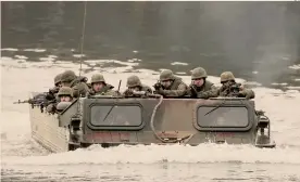  ??  ?? Sponde complement­ari. Soldati dell’Alleanza Atlantica impegnati in esercitazi­oni in Polonia
EPA