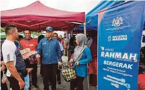  ?? BERNAMA PIC ?? Terengganu Domestic Trade and Cost of Living Ministry director Saharuddin Mohd Kia (third from left) sharing a light moment with visitors at the Kuala Nerus session yesterday.