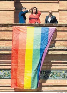  ?? RAÚL CARO / EFE ?? La bandera arcoíris, desplegada en la Plaza de España de Sevilla.