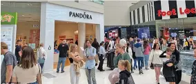  ?? Photo: Twitter ?? Shoppers were seen blatantly ignoring the 1.5m social distancing rule at Lakeside Joondalup in Perth on Saturday