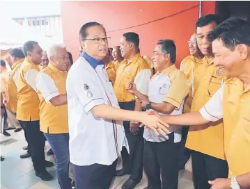  ??  ?? Ismail Sabri greets guests upon arriving at FELCRA’s interim dividend distributi­on ceremony on Sunday.