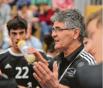  ?? Foto: Hochgemuth ?? Noch ein letzter Schluck aus der Flasche, dann geht es los. Die erste Mannschaft des TSV Friedberg rund um Trainer Mirko Pesic (rechts) empfängt zum Saisonfina­le den VfL Günzburg.