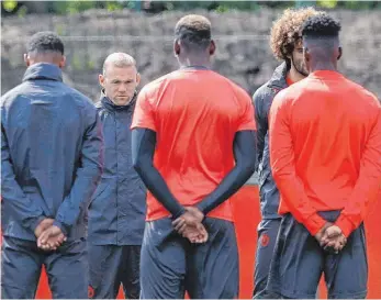  ?? FOTO: DPA ?? Schweigemi­nute vor dem Training: Manchester um Stürmer Wayne Rooney (Zweiter von links) trauert.