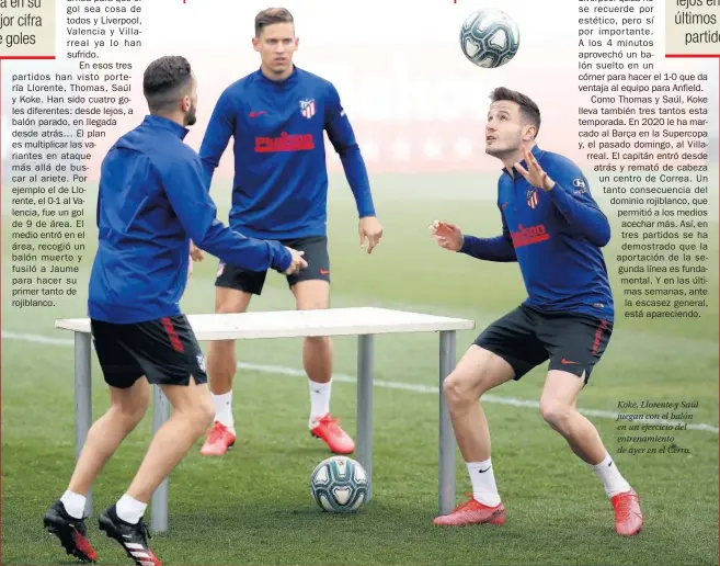  ??  ?? Koke, Llorente y Saúl juegan con el balón en un ejercicio del entrenamie­nto de ayer en el Cerro.