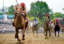  ?? JEFF ROBERSON/ AP ?? Rich Strike, with Sonny Leon aboard, surges from behind down the stretch to win the 148th running of the Kentucky Derby at Churchill Downs Saturday in Louisville, Ky.