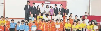  ??  ?? RASMI: Chong (berdiri belakang, lima kiri) bersama peserta menyertai Kejohanan Terbuka Wushu Zhong Hua di Miri semalam.