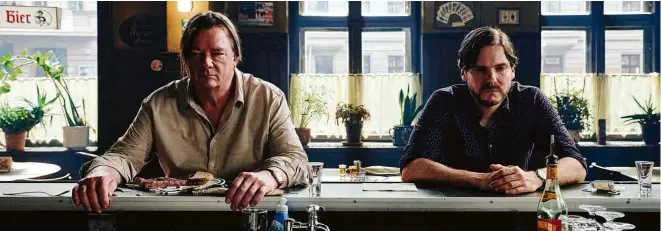  ?? Reiner Bajo/Divulgação ?? Peter Kurth e Daniel Brühl protagoniz­am embate num bar berlinense no filme ‘Next Door’